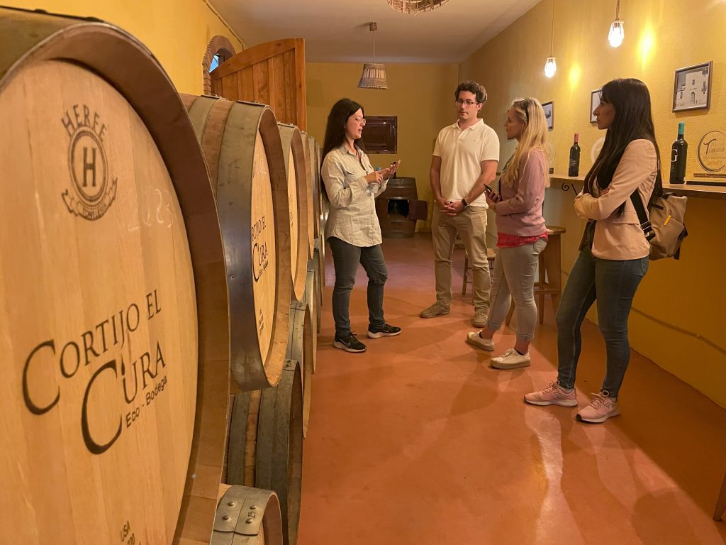 Barricas de vino en la Eco-Bodega Cortijo El Cura en Almería visita a bodega y cata de vinos